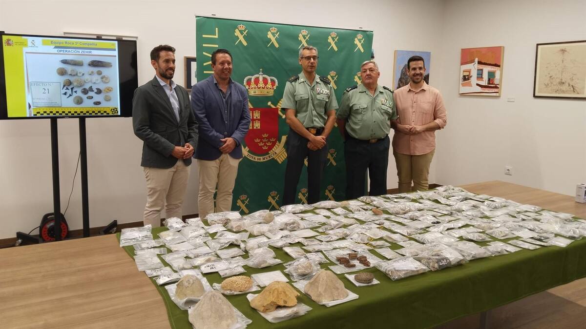 La Guardia Civil recupera casi 700 fósiles durante un registro y los entrega al Museo de Mula
