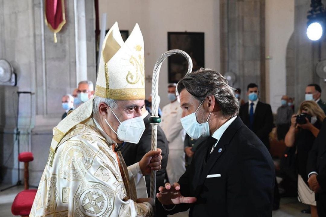 El presidente del Parlamento de Canarias, Gustavo Matos, asiste a la misa solemne en honor a Nuestra Señora de la Candelaria