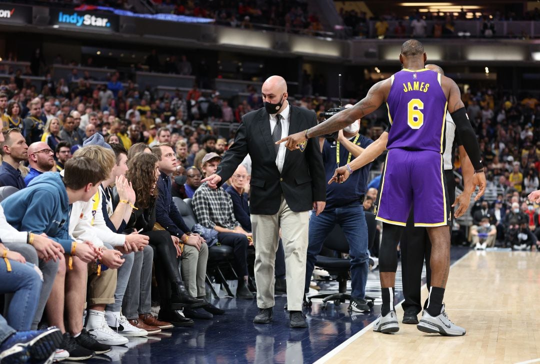 LeBron James señala a la pareja del público que le increpaba durante el partido