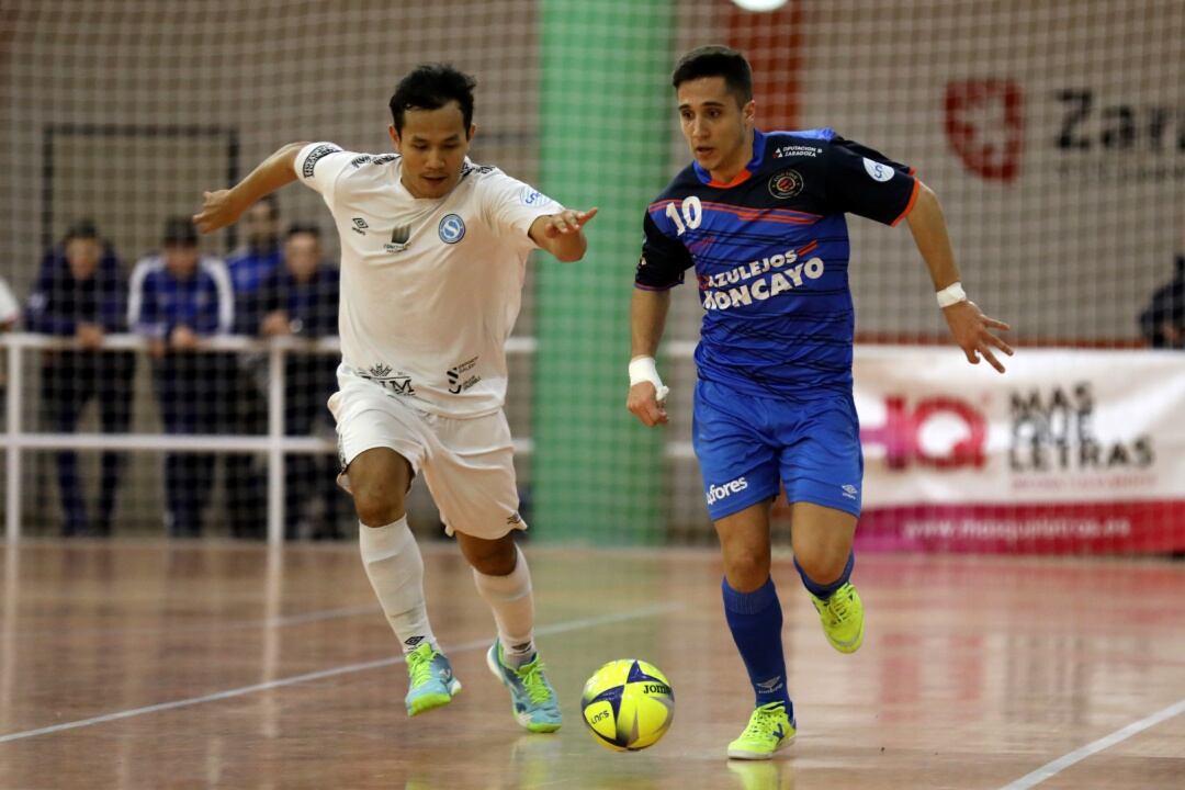 Peerapat persigue a un rival en el partido disputado ante Colo Colo