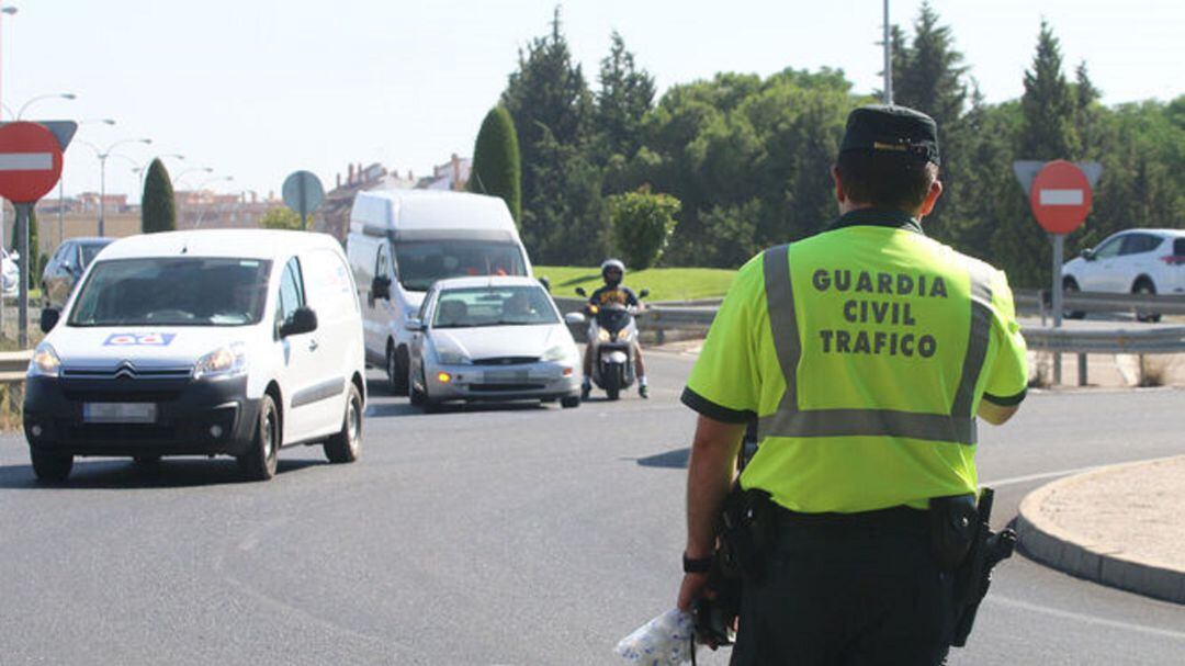 Un guardia civil realizando un control de tráfico.
