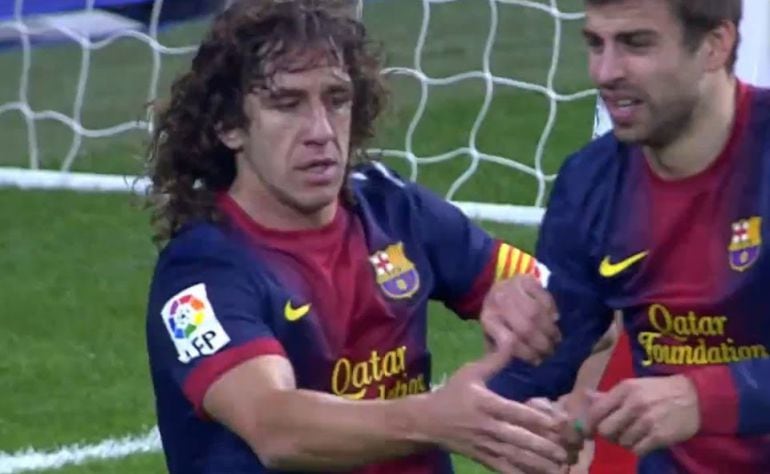 Puyol le quita el mechero a Piqué y le disuade de llevárselo al árbitro