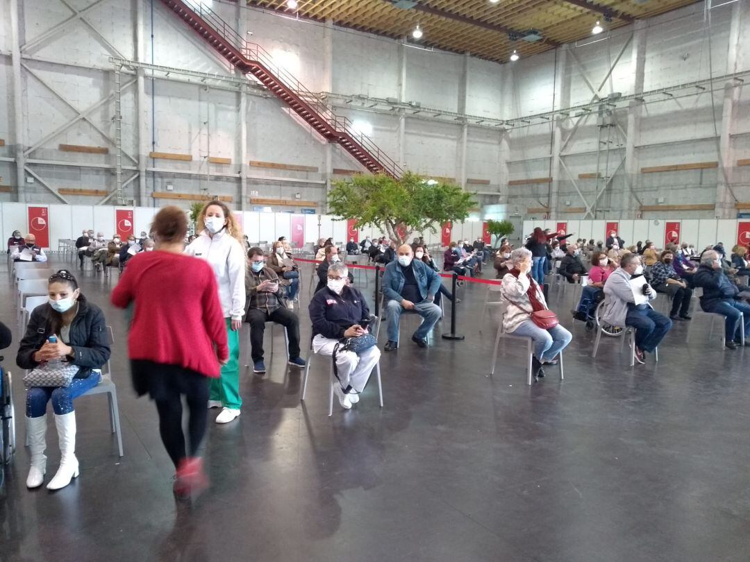 Varias personas ya vacunadas esperan el tiempo reglamentario en la sala habilitada en Ciudad de la Luz.