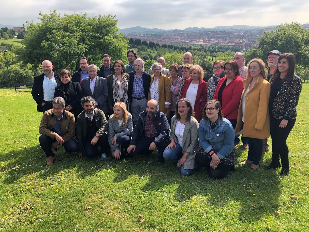 La candidata, Ana González, junto a los integrantes de la lista electoral