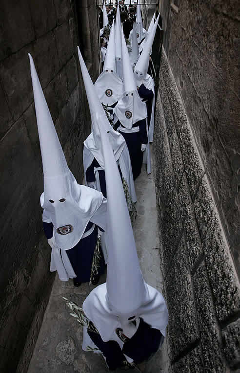 Una larga fila de penitentes en una procesión en Palma