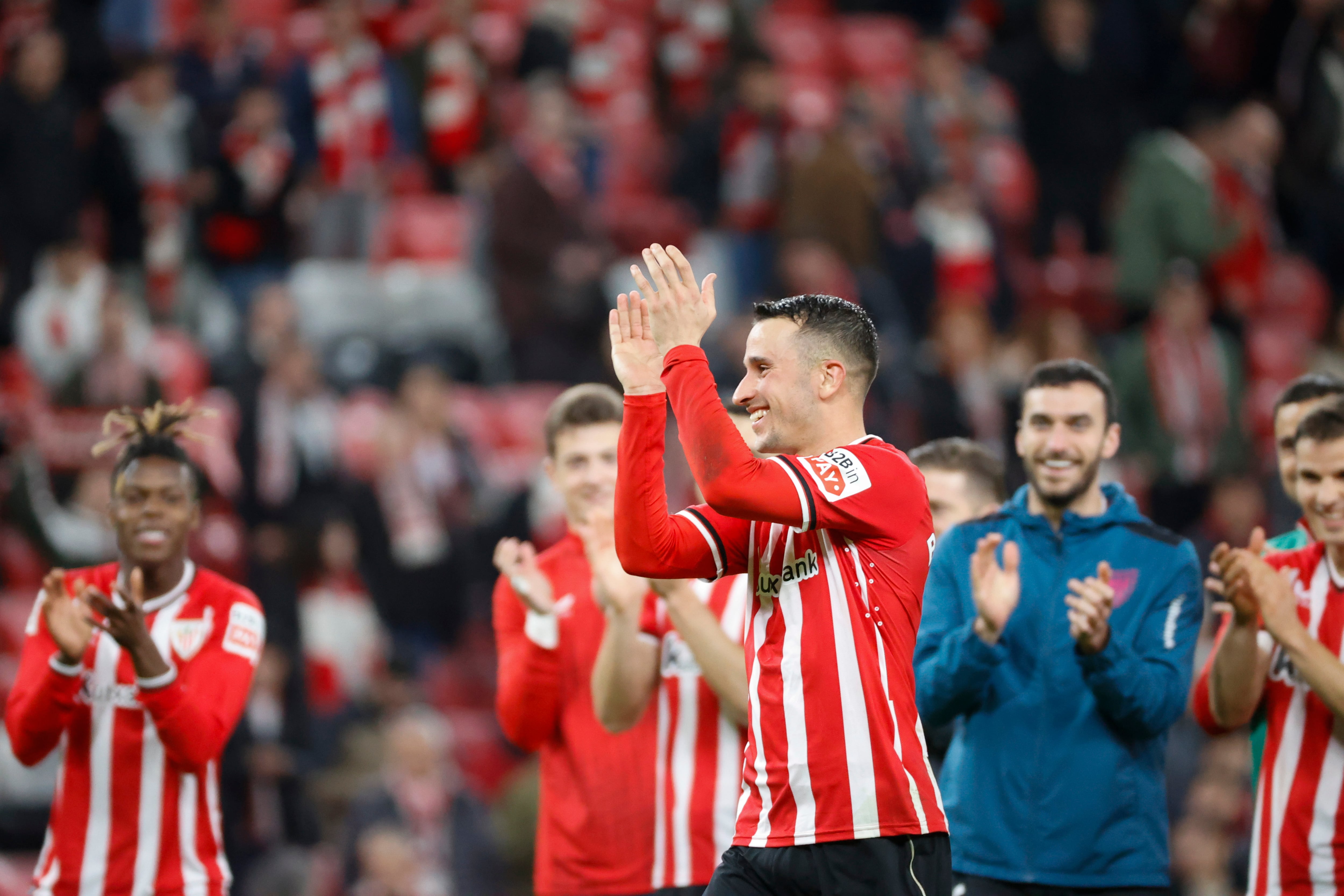 Berenguer celebra la victoria ante el Girona con sus compañeros y con la afición