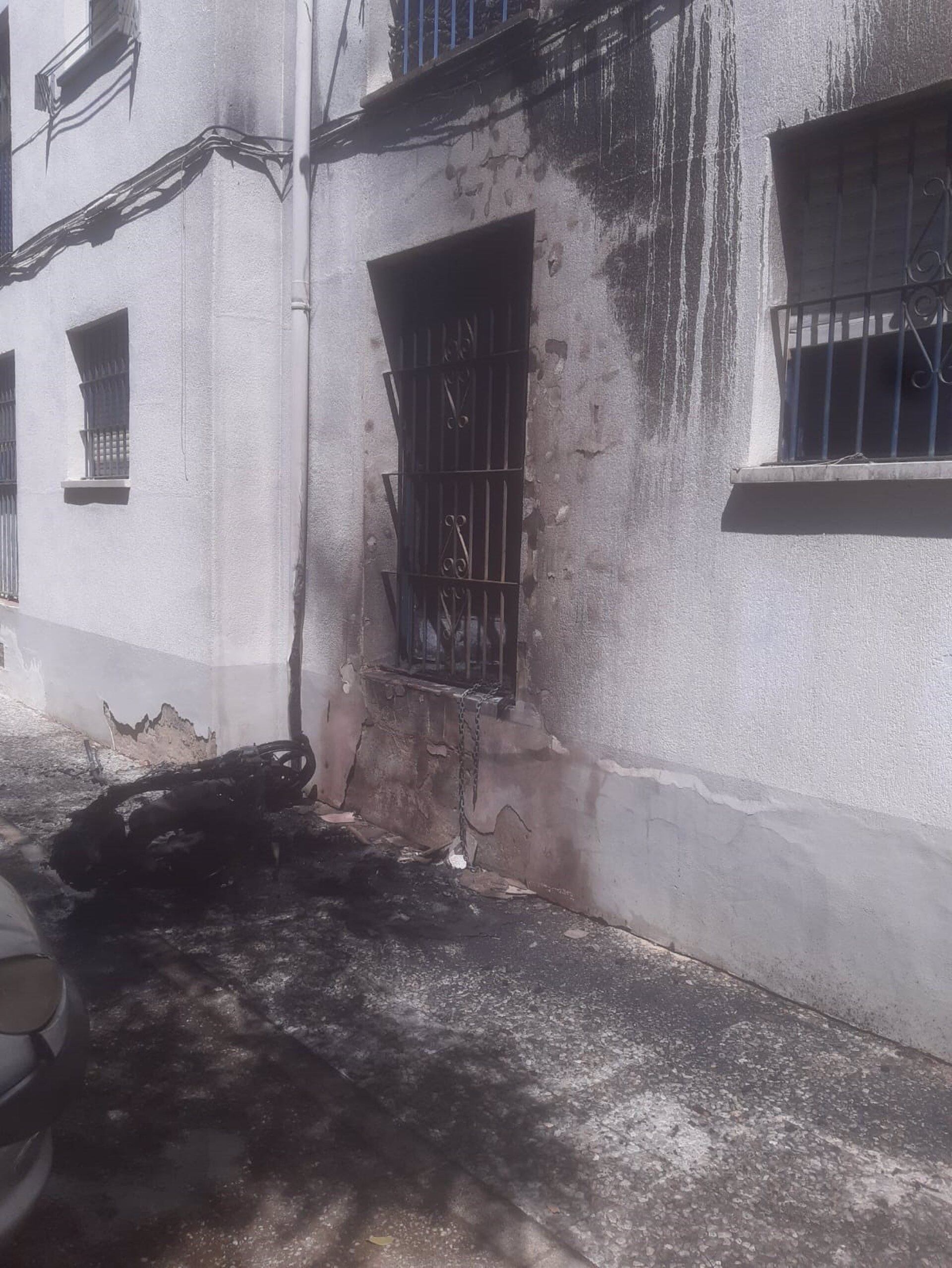 Siete atendidos por inhalar humo en Jerez tras incendiarse una moto al lado de la fachada de una casa.