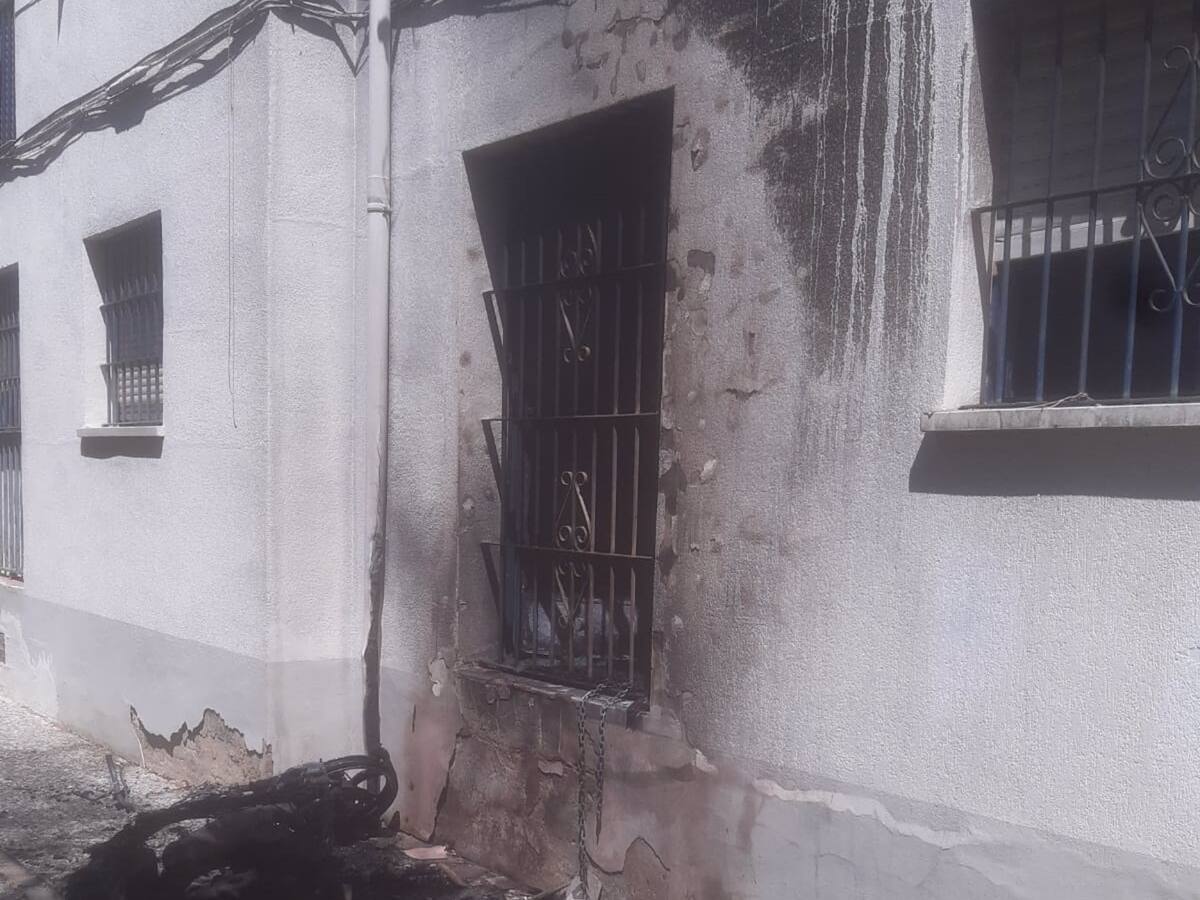 Siete personas atendidas tras el incendio de una moto junto a la fachada de una vivienda