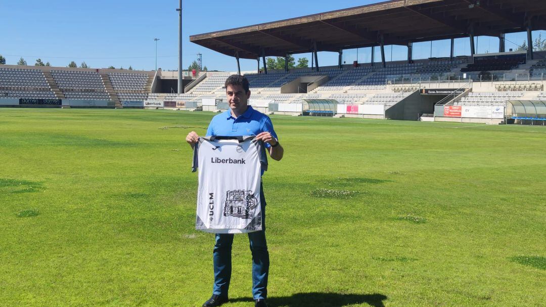 Manolo Martínez posa en la Fuensnata con la camiseta del Conquense