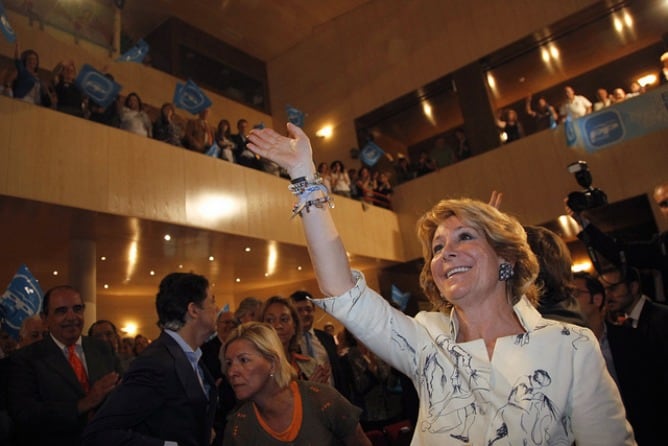 Encuentro electoral de la candidata del PP con vecinos y profesionales sanitarios durante la presentación de sus compromisos en esta materia.