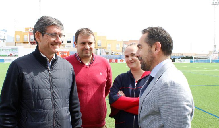 Manuel Cortés, visitando el Estadio Miramar.