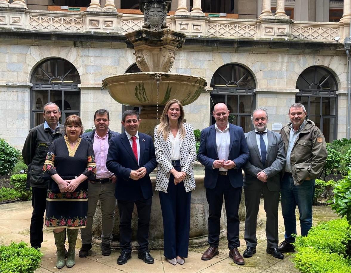 Foto de familia ministra, presidente, diputado de Servicios Municipales y otros representantes