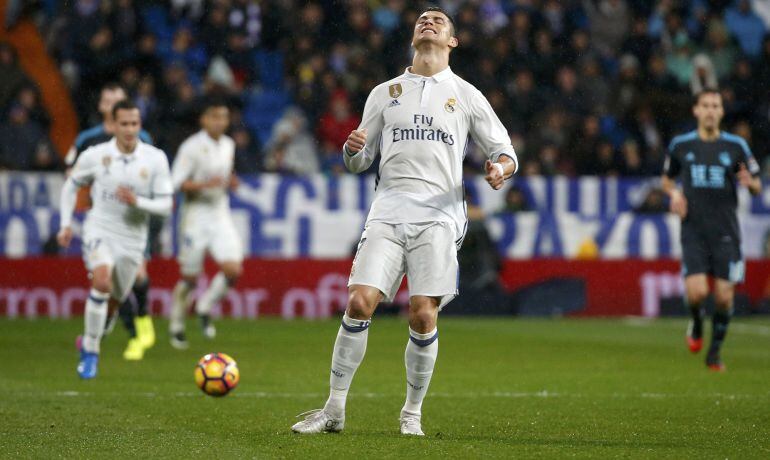 Cristiano Ronaldo se lamenta tras fallar una ocasión de gol ante la Real Sociedad en el Bernabéu