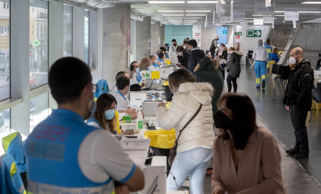 Varias personas son vacunadas contra el Covid-19 en una imagen de archivo.