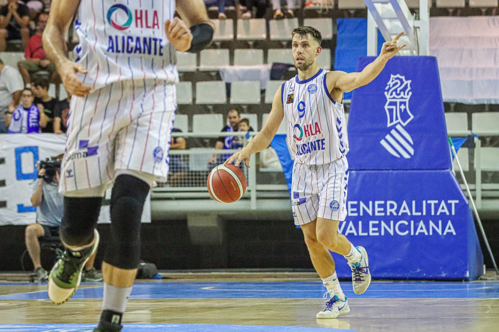 Steinarsson maneja un balón en el Pedro Ferrándiz