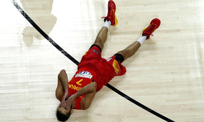 Juan Carlos Navarro se lamenta tras la eliminación de España de su Mundial, ante Francia.