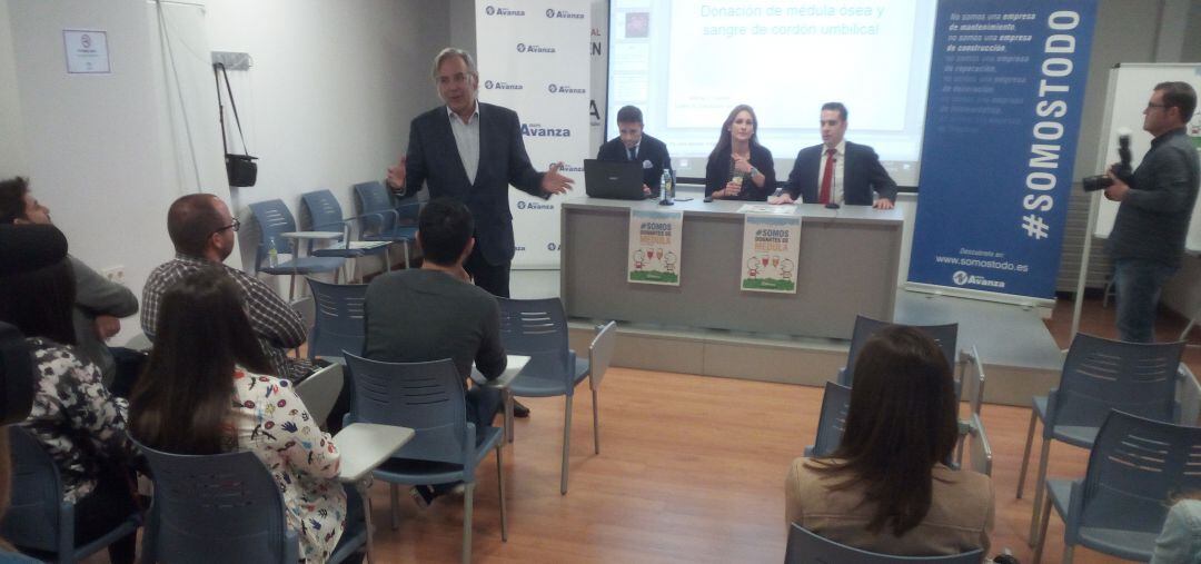 El director del Centro de Transfusión Sanguínea de Jaén, Antonio Carrero, se dirige a los trabajadores del Grupo Avanza.