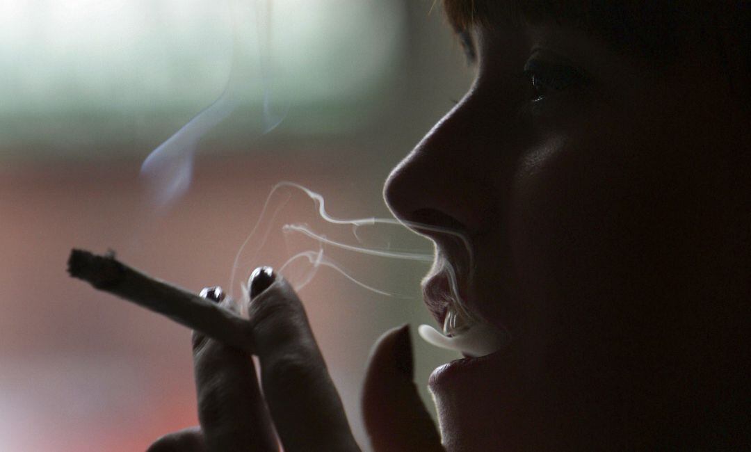 Una mujer con un cigarro.