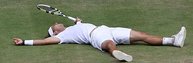 Nadal celebra su victoria ante Murray sobre la hierba de Wimbledon