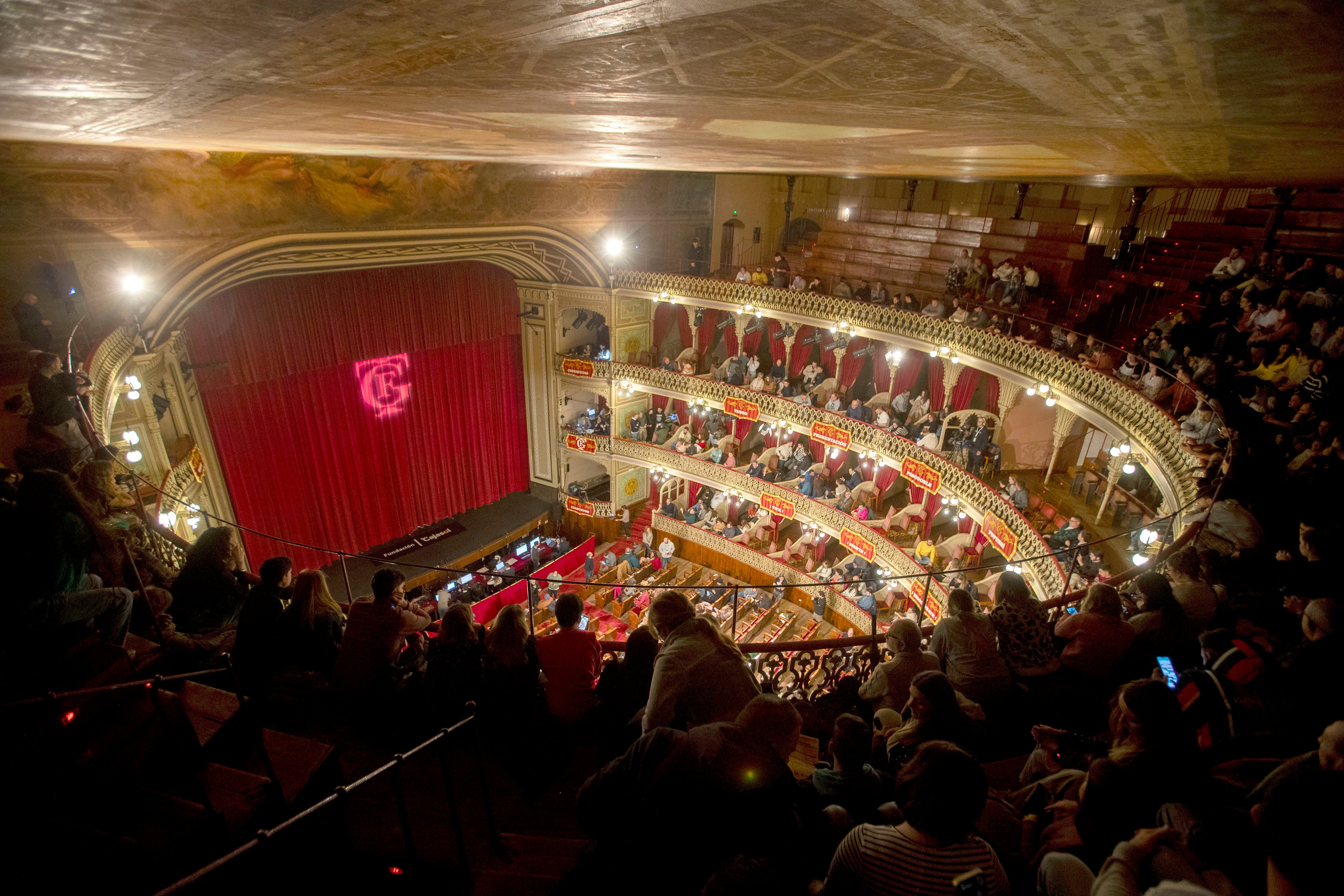 -FOTODELDÍA- CÁDIZ, 09/01/2024.- Imagen del Gran Teatro Falla (Cádiz) durante el Concurso Oficial de Agrupaciones Carnavalescas (COAC) que se celebra desde hoy hasta la final que se celebrará el 9 de Febrero. EFE/Román Ríos
