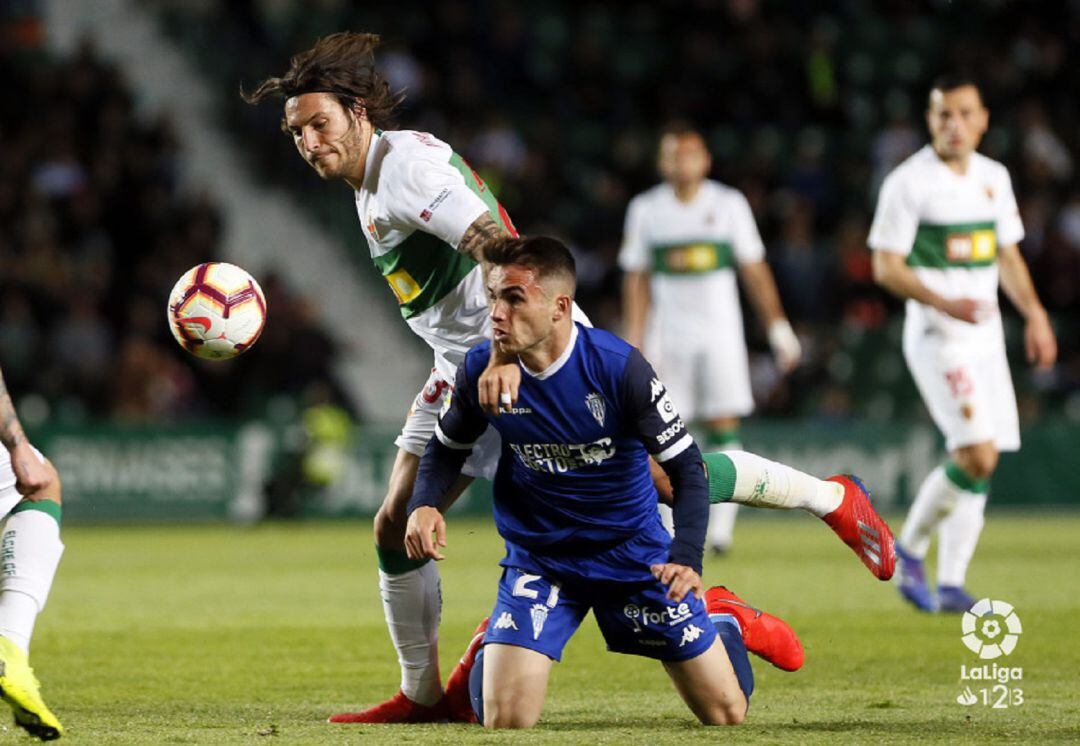 El jugador del Elche Juan Cruz en el partido ante el Córdoba de la pasada jornada