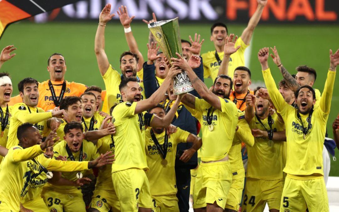 Los jugadores del Villarreal CF levantan el trofeo de la UEFA Europa League.