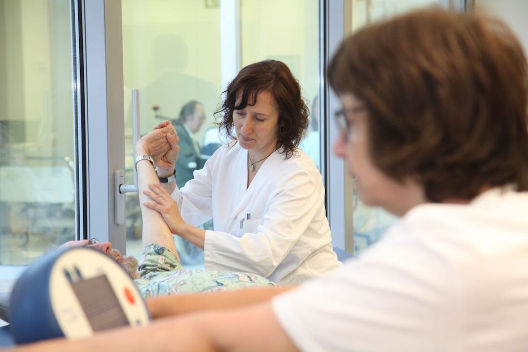 Sanitàries del Cemcat exercitant a un pacient.