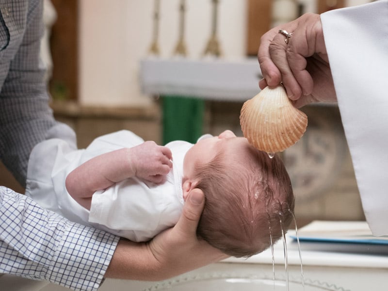 Bautizo de un bebé / Parroquia Sagrado Corazón de Jesús de Patraix (Valencia)