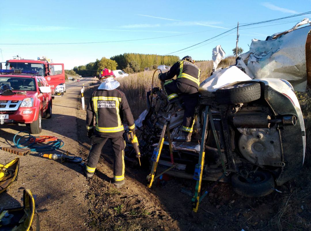 El vehñiculo que conducía el joven impactó frontalmente contra un camión