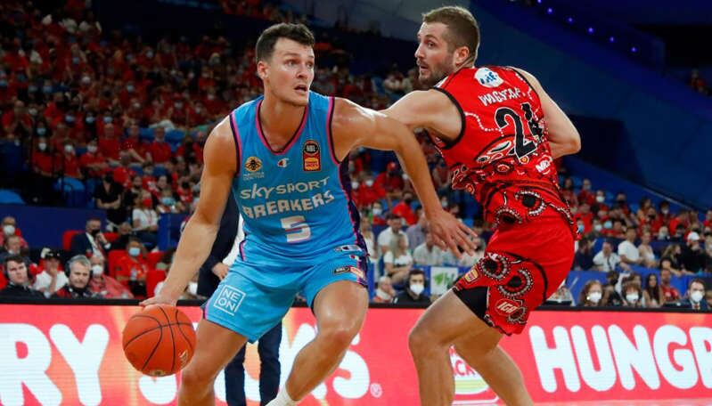 Yanni Wetzell (izquierda), durante un partido con los New Zealand Breakers.