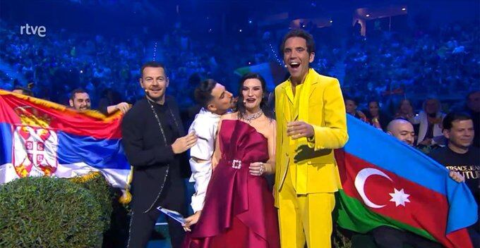 Descalificado el representante de Israel en Eurovisión por besar a uno de los presentadores del festival.