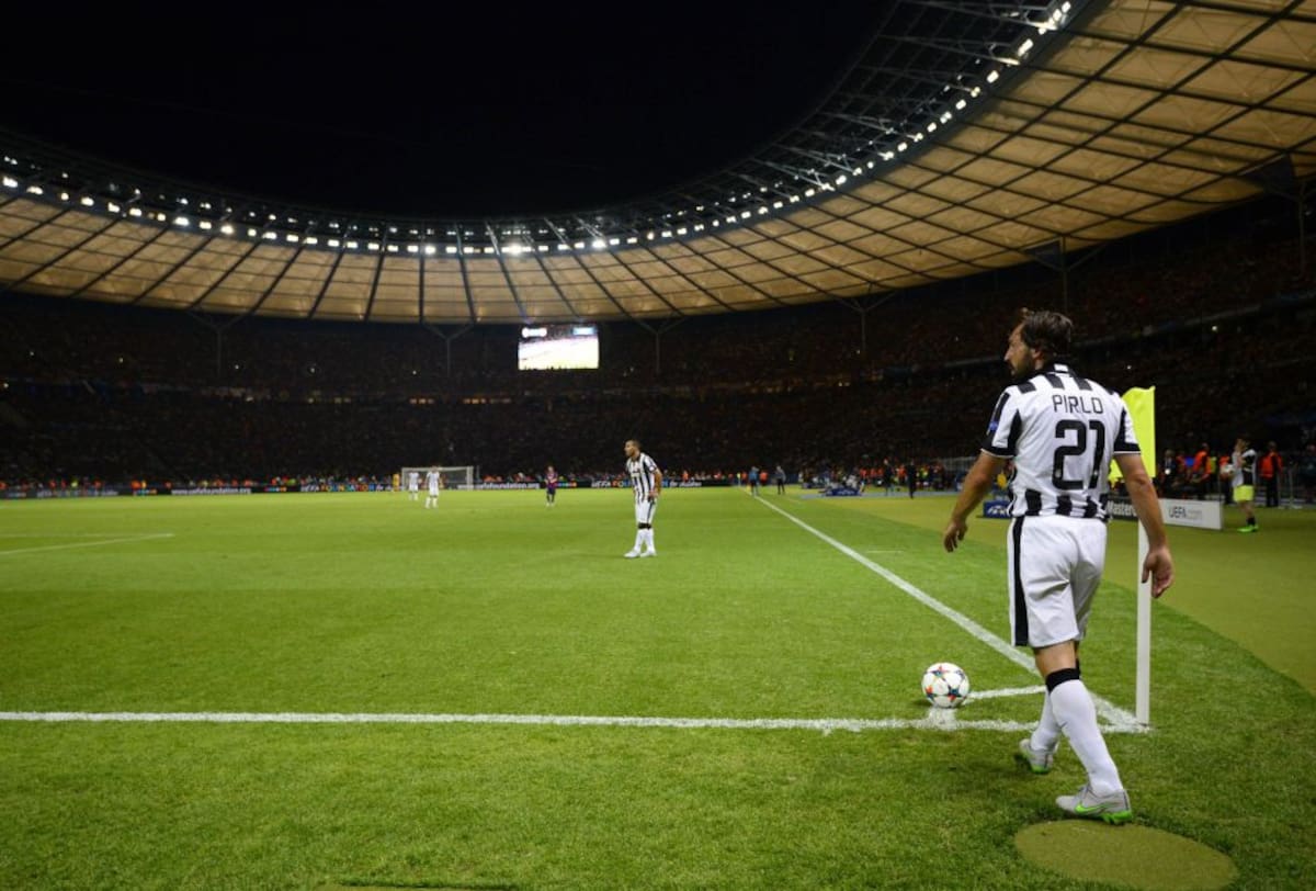 Pirlo saca un córner en la recta final buscando el gol que de lugar a una prórroga