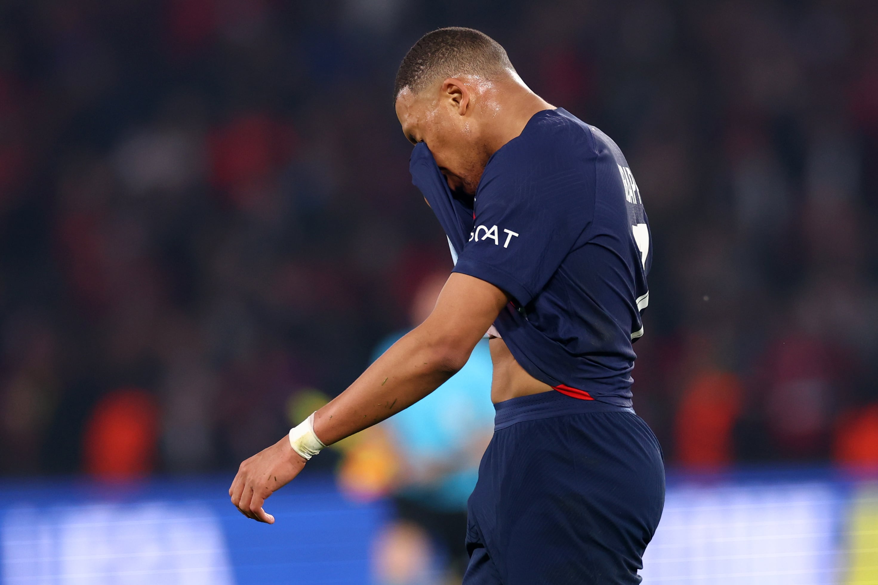 Kylian Mbappé se lamenta en un partido con el Paris Saint-Germain