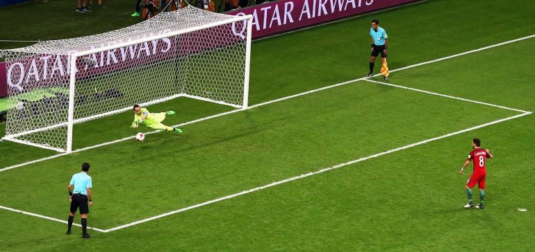 Claudio Bravo (Chile) para un penalti de Joao Moutinho (Portugal) durante un partido de la Copa Confederaciones.