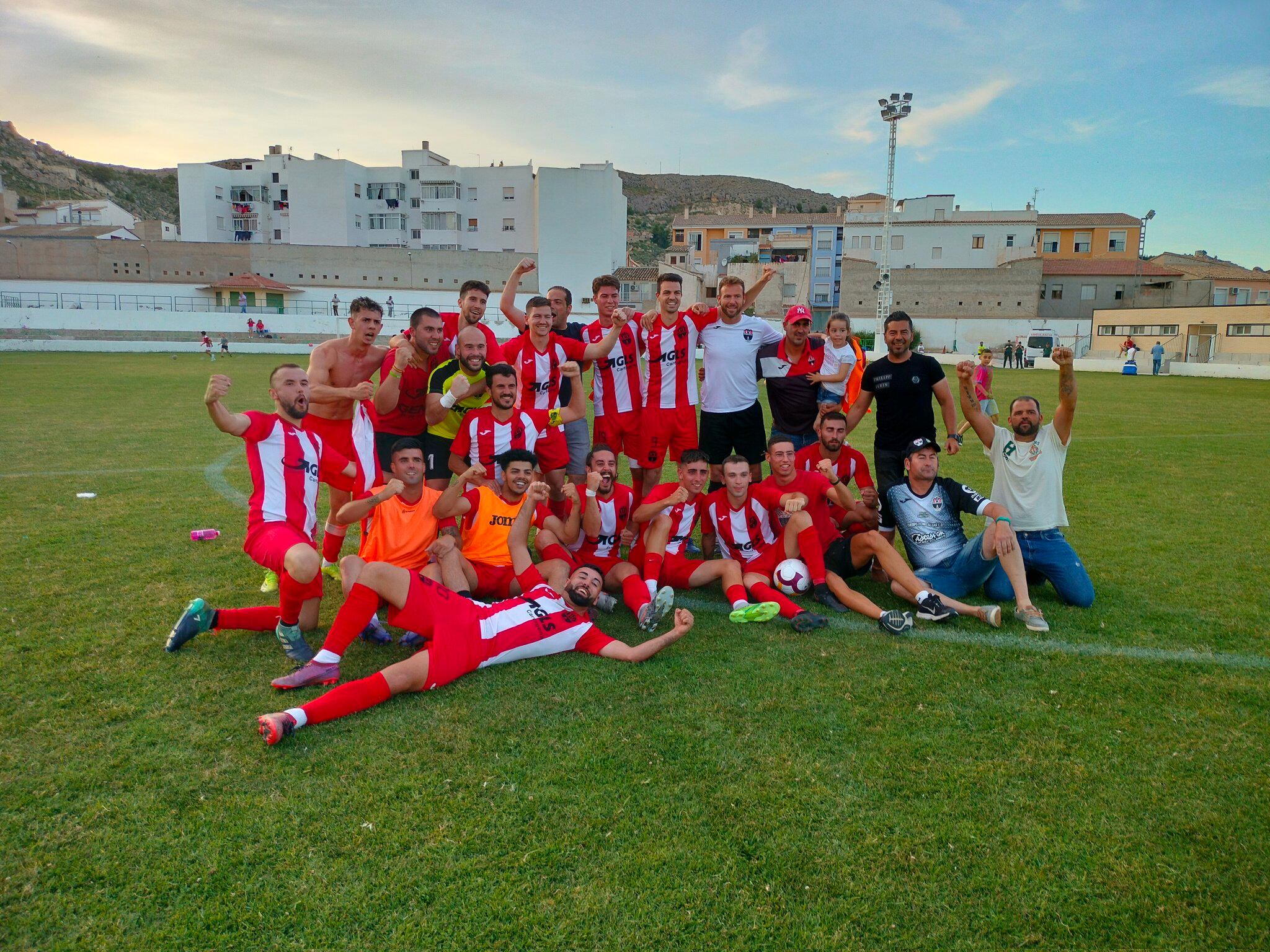 La plantilla del CD Algar celebra la victoria ante el Lumbreras