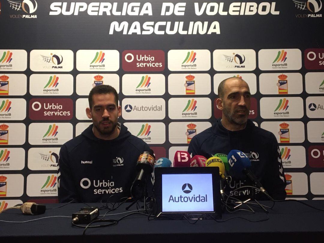 Marcos Dreyer y Gerard Osorio analizan el partido del Urbia Voley Palma en Melilla el próximo sábado.
