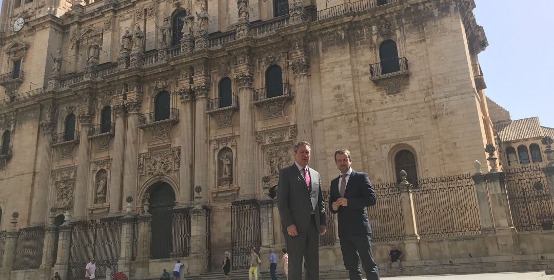 De izquierda a derecha, Juan Espadas, alcalde de Sevilla, y Julio Millán, primer edil de Jaén.