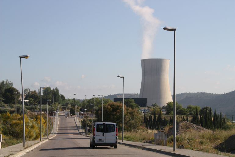 Nuclear d'Ascó amb la torre de refrigeració al fons