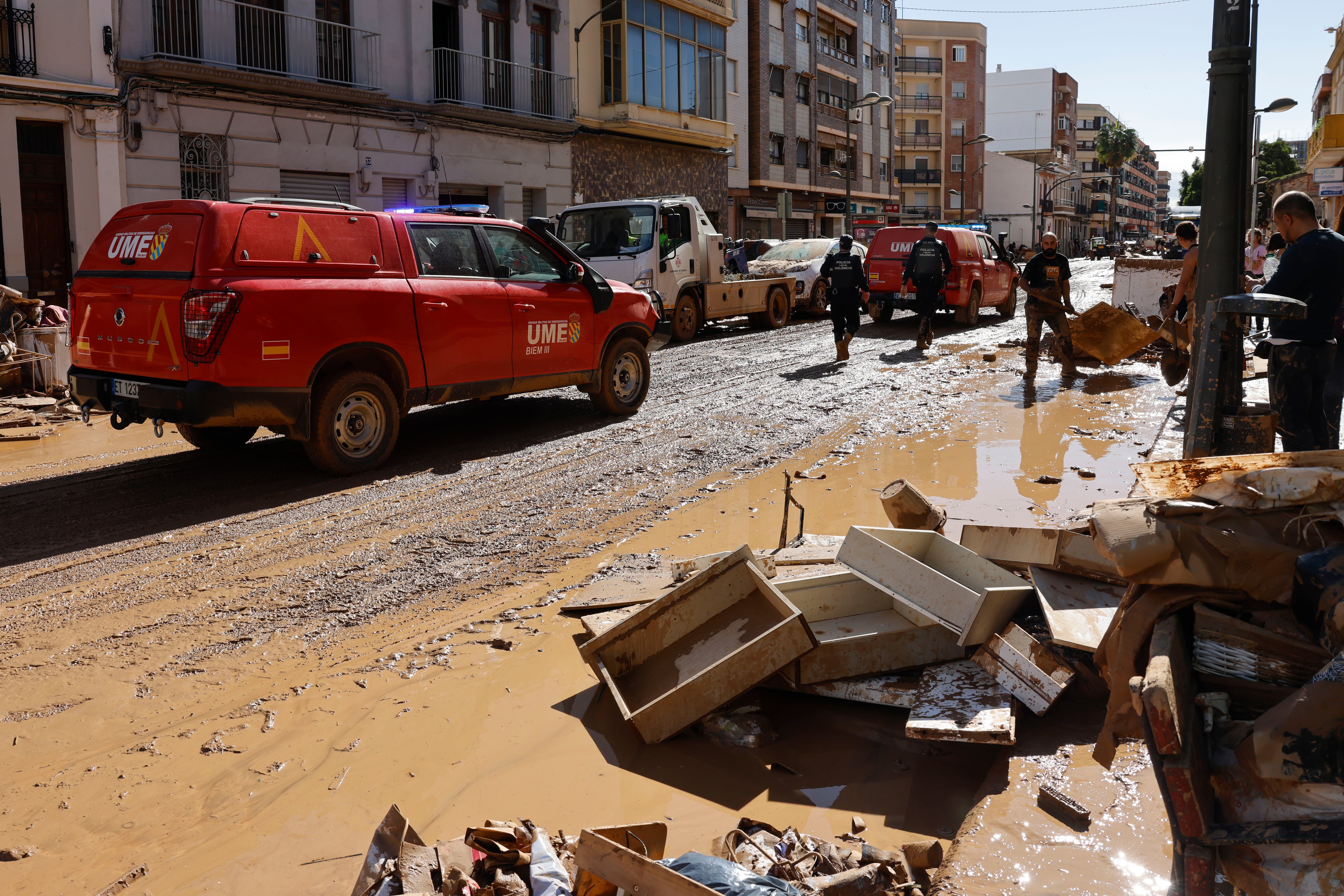 Efectivos de la UME recorren las calles de La Torre, este viernes.