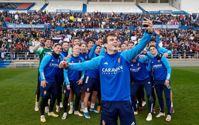 El Real Zaragoza entrena con su público