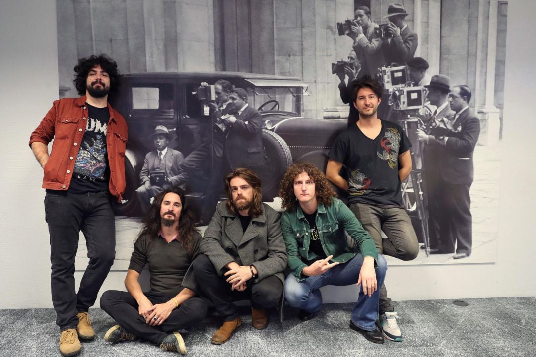 Los componentes del grupo Derby Motoreta&#039;s Burrito Kachimba posan durante una entrevista en la sede de la Agencia Efe en Madrid. Se han convertido para una parte cada vez más importante de la crítica musical en el gran fenómeno rock español con su reivindicación de la psicodelia y de lo quinqui. 