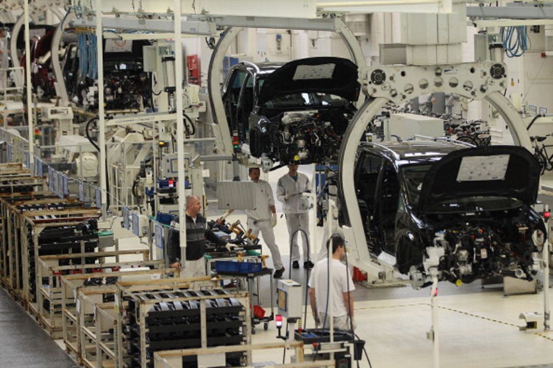 Cadena de montaje en plena producción