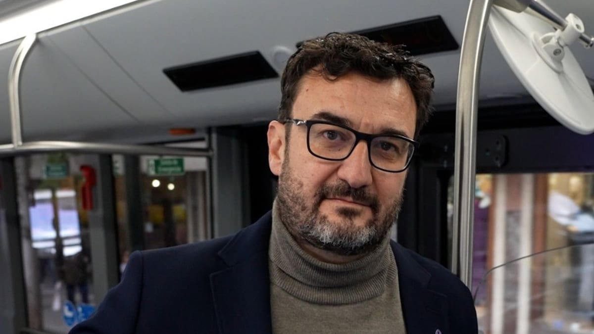 Ruiz Maciá: "¿Por qué lo llaman tranvibús si es un gusano eléctrico?"