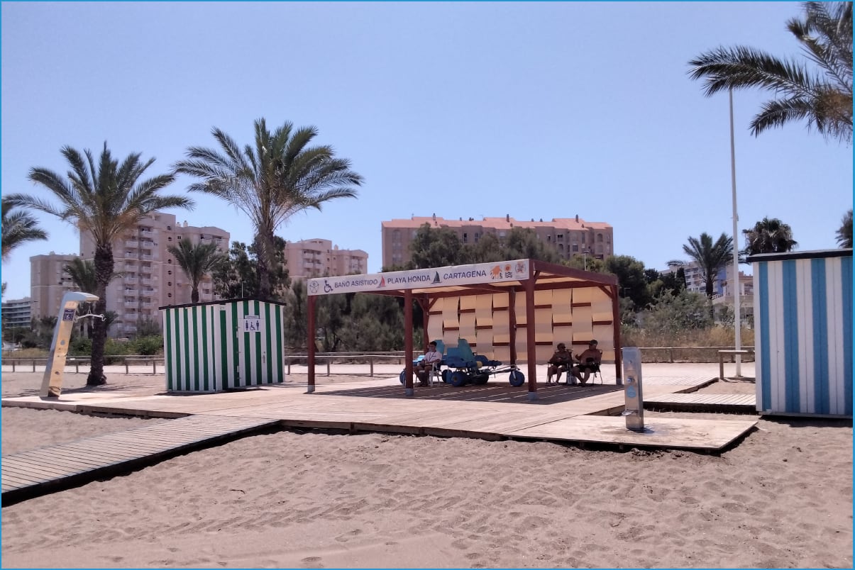 Zona de Playa Honda equipada con elementos y servicios de accesibilidad.