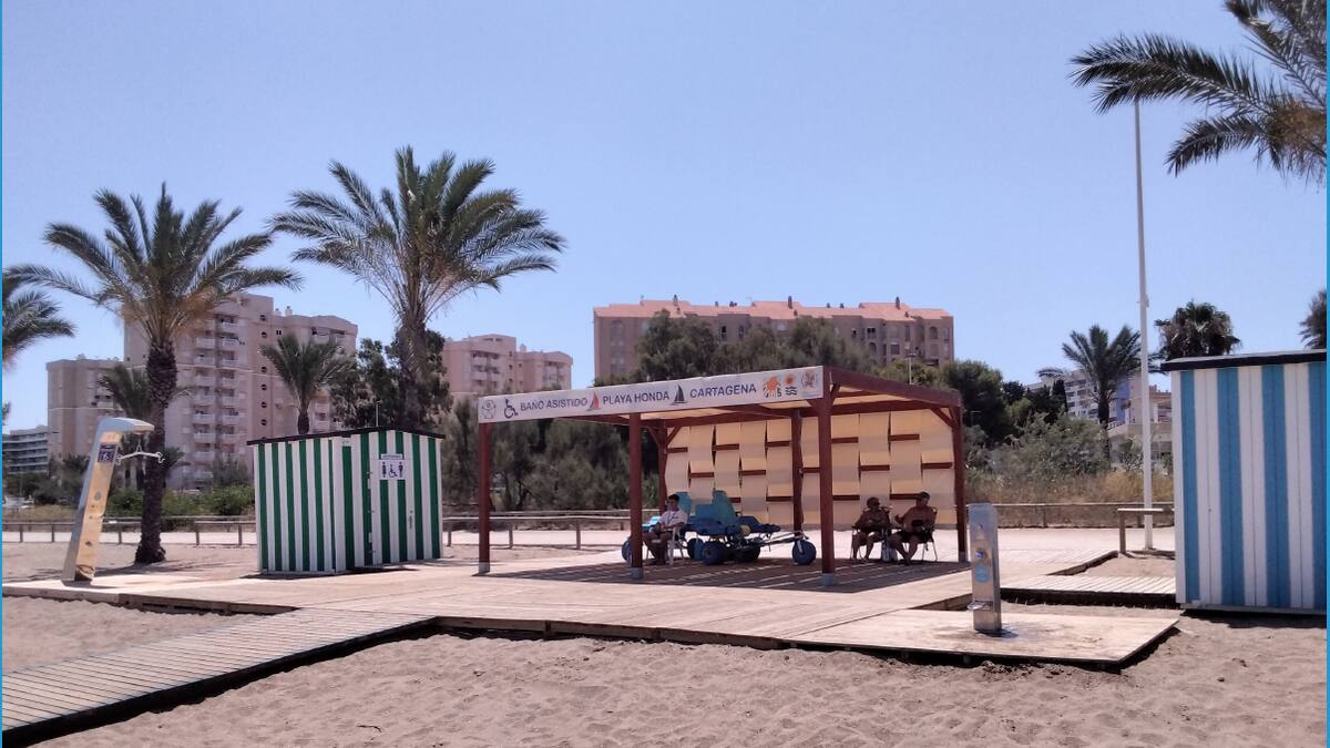 La Región de Murcia evalúa la accesibilidad de 74 playas y amplía los servicios de baño asistido este verano