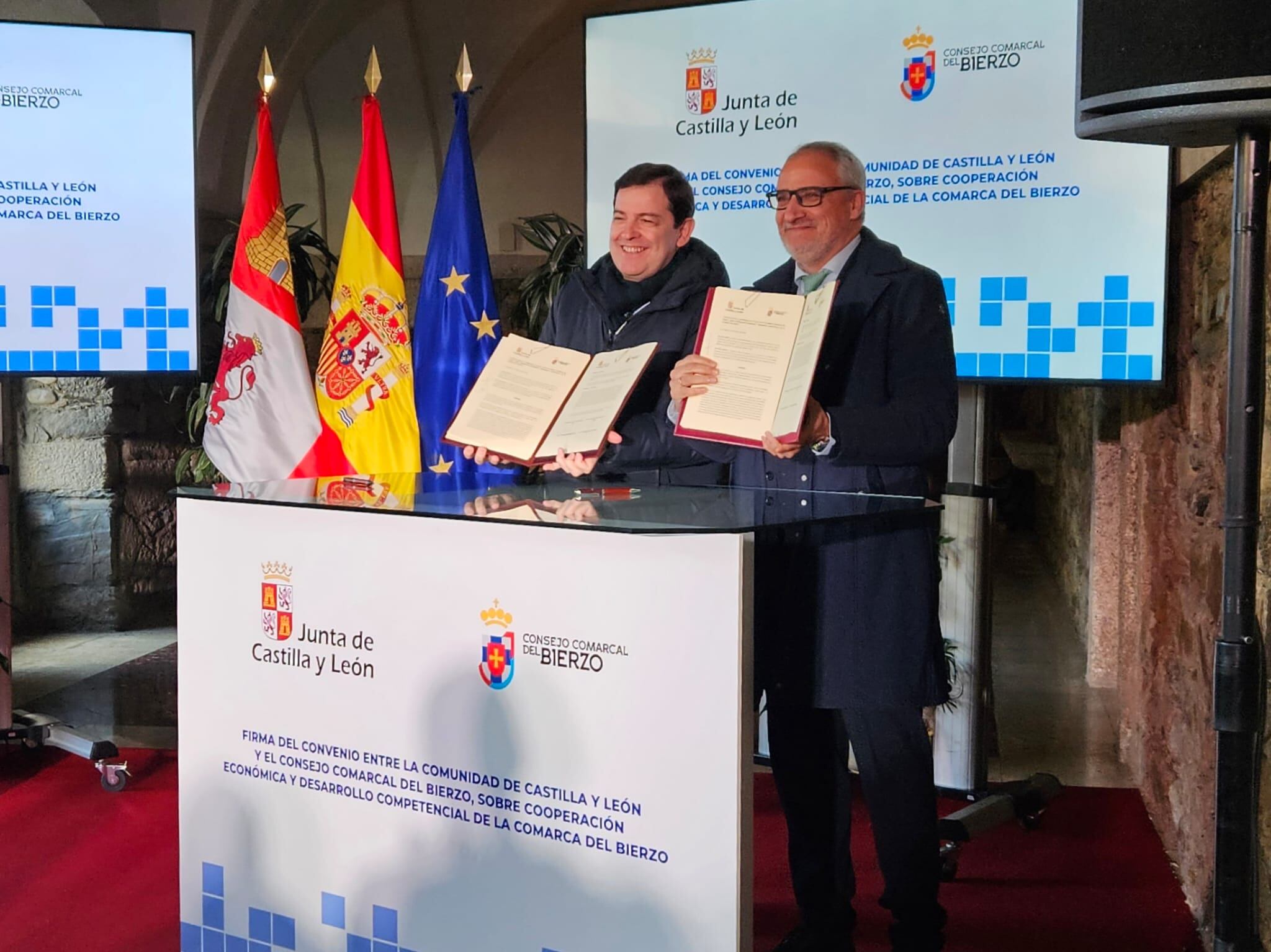 Firma del presidente de la Junta, Alfonso Fernández Mañueco  y del presidente del Consejo Comarcal del Bierzo,  Olegario Ramón