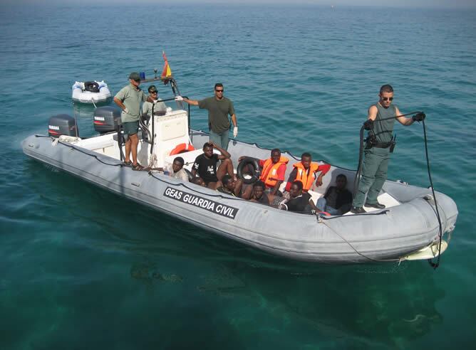 La Guardia Civir procedió al rescate de la embarcación al ver que las autoridades marroquíes no interceptaron la balsa