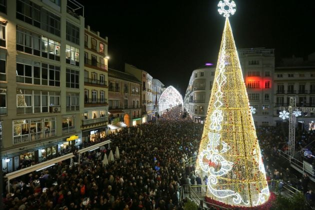 Miles de personas asisten al alumbrado navideño de una de las calles del centro de la ciudad de Málaga