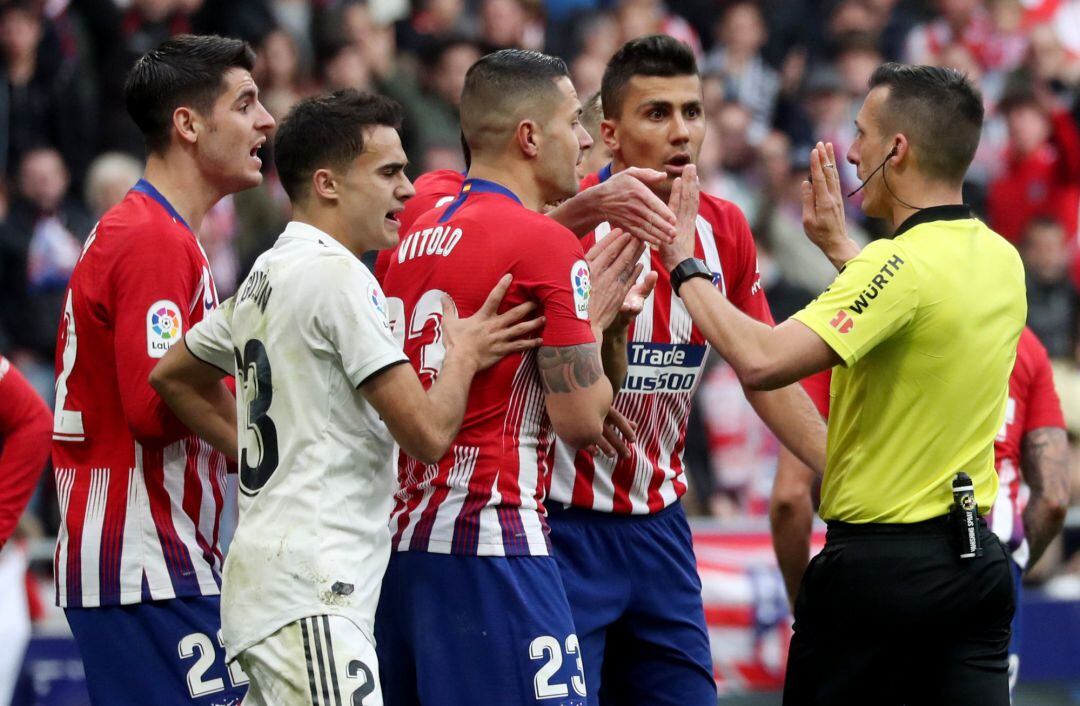 Jugadores del Atlético protestan una acción del derbi