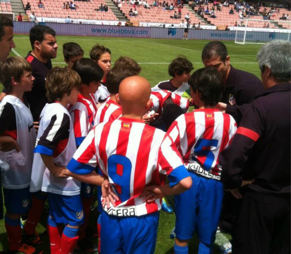 Durante el descanso de las semifinales entre Atlético y Barcelona escuchan las instrucciones del entrenador rojiblanco